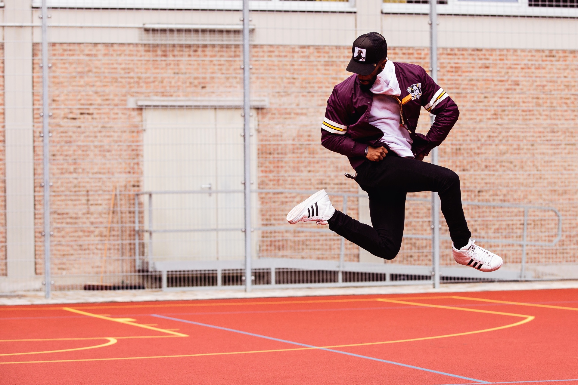 Taiwan Williams mid-air on an outdoor court